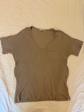 Wilfred V-Neck Pocket Tee in Taupe